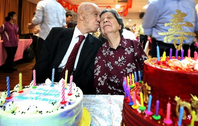 新民中学老校长周炳麟庆祝100岁大寿，以及与妻子结婚70周年纪念，两人还当场“秀恩爱”。（龙国雄摄）