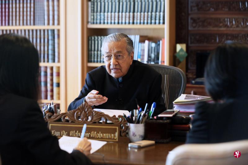 马哈迪在接受本报记者访问时畅谈新马两国关系。（洪璐华摄）