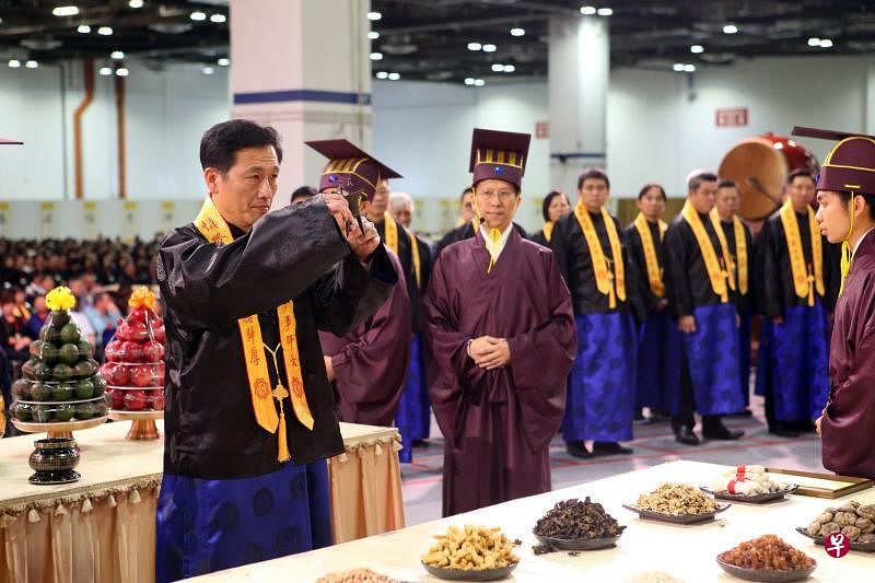 “清明新马印各民族万姓先祖祭祖大典”的主祭官，教育部长王乙康（左一）在神位前行献爵礼。（谢智扬摄）
