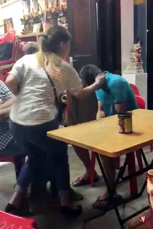 理事妻掌掴乩童。（取自面簿）
