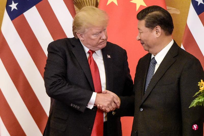 2017年11月9日，美国总统特朗普（左）与中国国家主席习近平握手。（档案照）