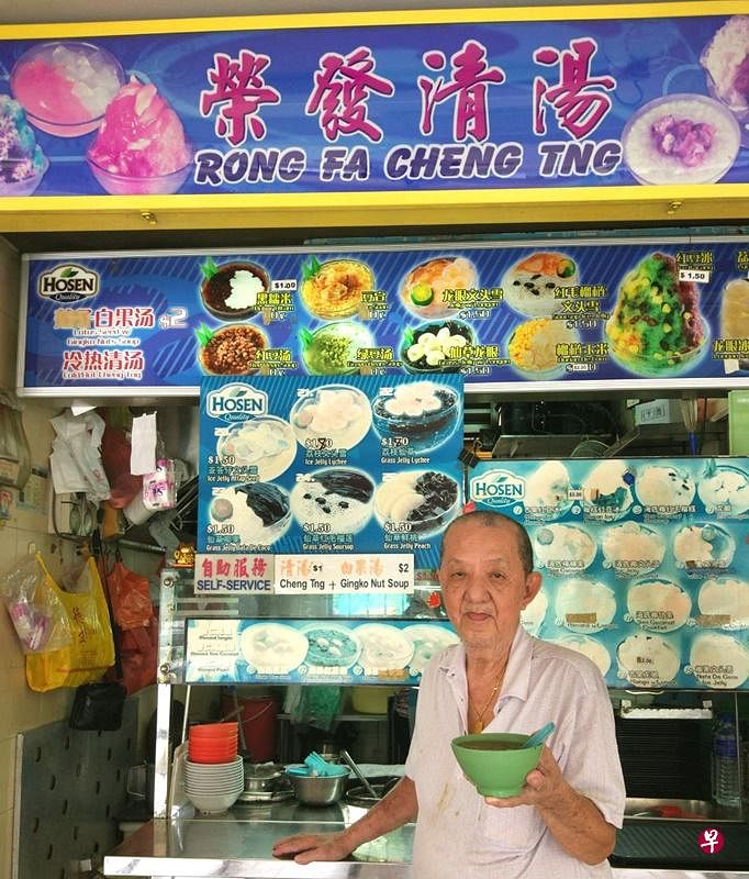 老摊主谢荣发多年来不涨价，多种糖水仅需一元。（林礼颖 摄）