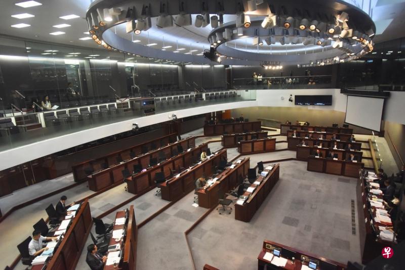 香港特区立法会“一地两检”条例草案委员会昨天召开最后一次会议，会议最终在混乱情况下通过在6月6日恢复二读。（中通社）