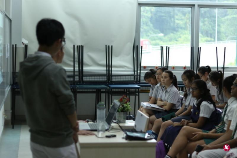 学生在小组讨论中分享研究成果。（蒋金良摄）