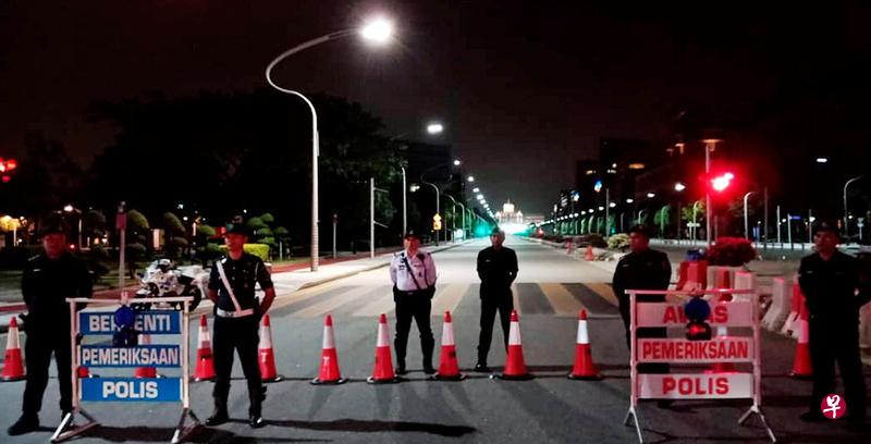 通往布城首相署和布特拉清真寺的道路已经封锁，有警察驻守，不过，并无军队和军车的踪影。（星洲日报）