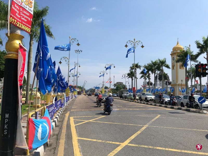 吉打州在前天的全国选举中，希盟胜选变天，吉打市中心的街道上仍展示国阵竞选旗帜。大选结束后，市民的生活也一切如常。（涂健强摄）