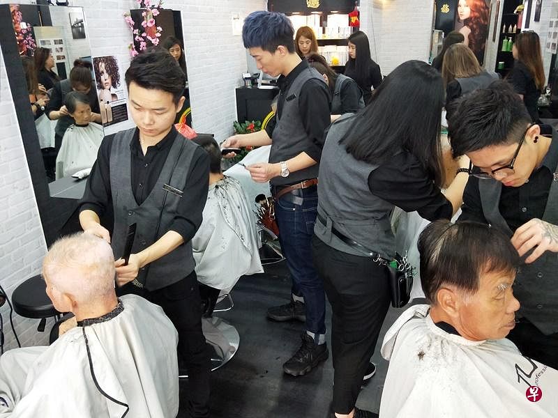 发廊在限定时间提供乐龄人士免费剪发的服务。（洪嘉仪 摄）
