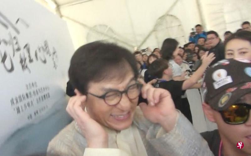 当活动结束，媒体采访成龙问“小龙女”吴卓林近况时，成龙用双手捂住耳朵离开。（互联网）