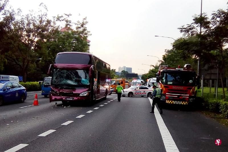 车祸涉及三辆货车、一辆校巴及一辆私巴。（读者提供）