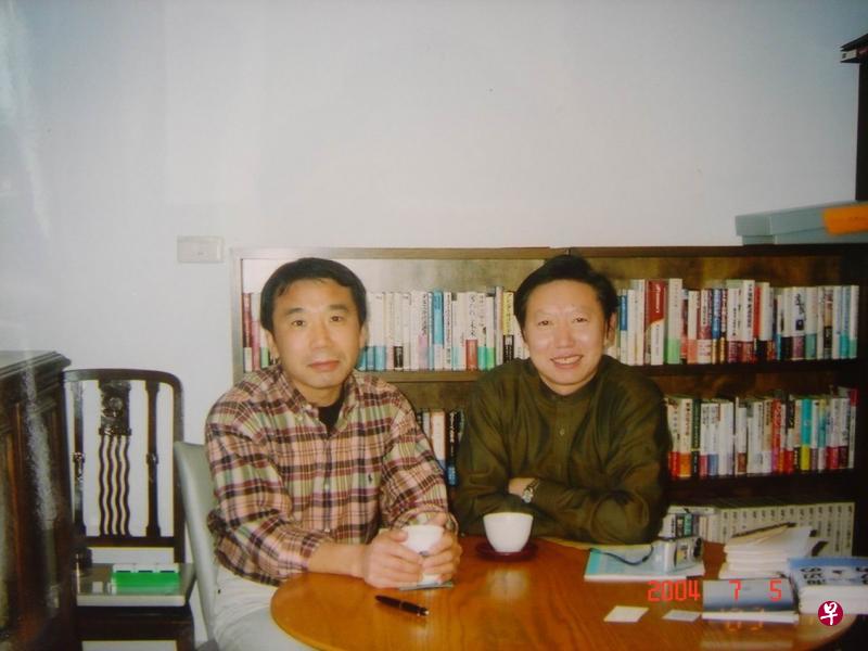 →2004年林少华（右）与村上春树第二次见面时的合影。（受访者提供）
