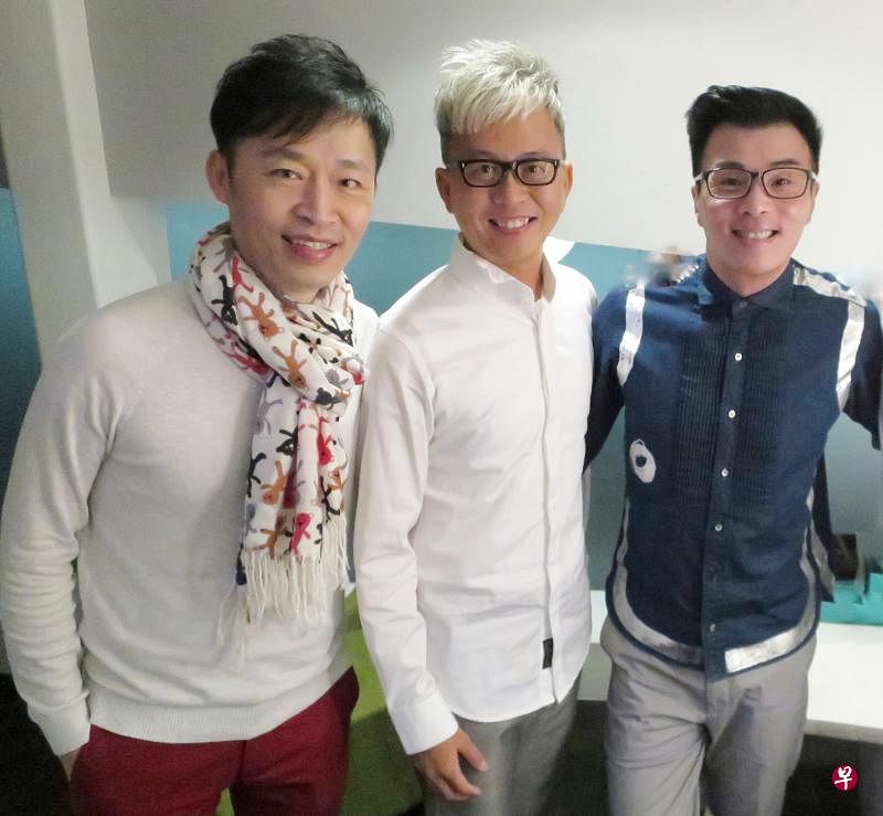 吴庆康（中）分别与本地华语乐坛的才子梁文福（左）和叶良俊合作创作两首新歌。（受访者提供）