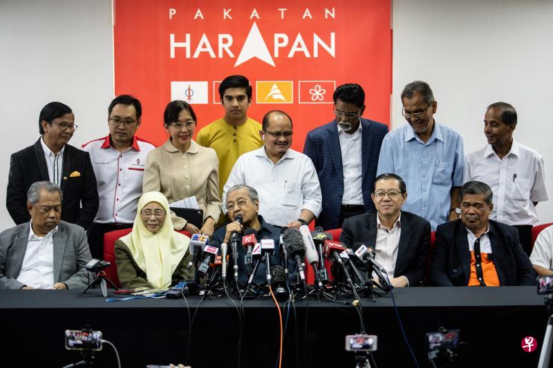 马来西亚新首相马哈迪（前排，中）昨天召开记者会宣布内阁最新名单，其他出席者包括候任内政部长慕尤丁（左起）、副首相旺阿兹莎、财政部长林冠英，以及国防部长莫哈末沙布。（彭博社）