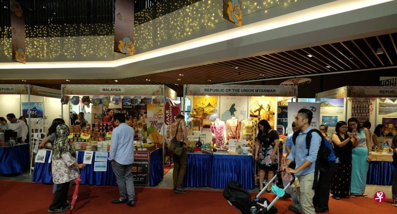 亚细安街头嘉年华展卖各个成员国的美食和产品，增进国人对亚细安文化的认识。（曾坤顺摄）