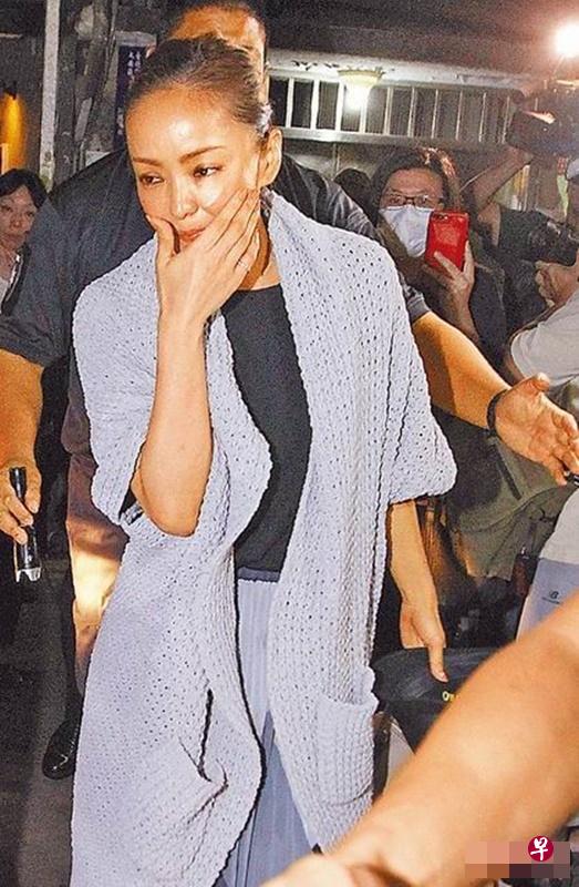 安室奈美惠前晚抵台后直奔东区嗑烧肉，餐毕见大批粉丝守候，灿笑羞遮脸。（互联网）