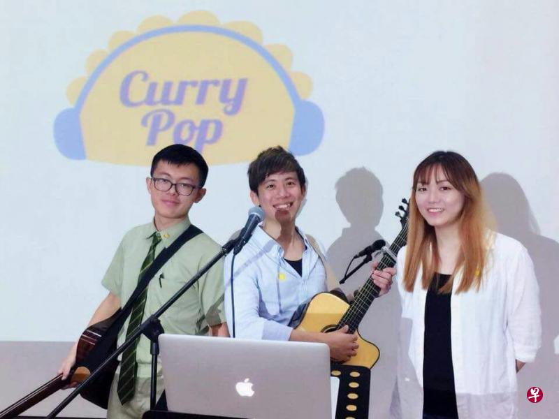 淡初音乐达人蓝一多（左一）和本地乐队Curry Pop一起演出。（淡初提供）