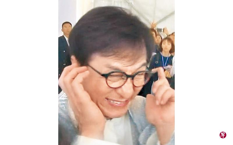 媒体提到“小龙女”，成龙捂耳拒答。（互联网）