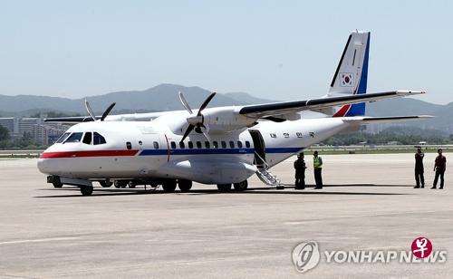 韩国记者团于5月23日下午乘韩国政府运输机前往朝鲜江原道元山。（韩联社/联合采访团）