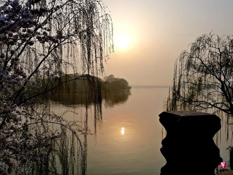 杭州西湖的早晨，湖面缭绕着缥缈薄雾，微风拂面。（陈宗耀/摄）