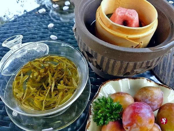 西子宾馆户外享用龙井茶配水果和定胜糕。（陈宗耀/摄）