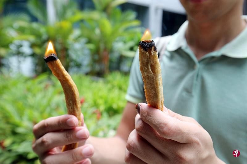 易燃的炸鱼饼。（邬福樑 摄）