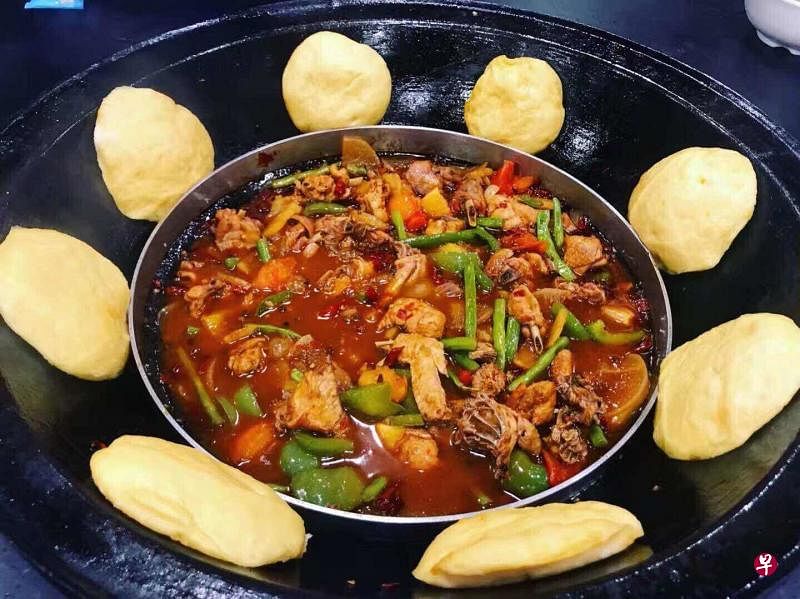 柴火鸡的制作方法吸取了川菜及川味火锅的特点。（餐馆提供）