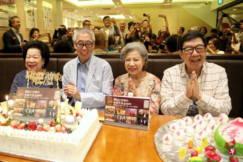 胡枫（右起）和罗兰在记者会为蔡和平庆祝72岁生日，前外交部长杨荣文的岳母“摇滚阿嫲”何月英（左一）出席助兴。（新明日报）