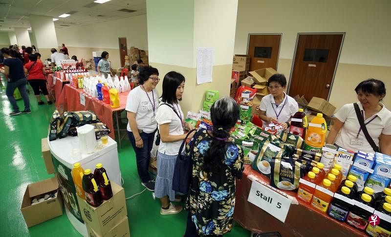 上周日，摆卖会又来到菜市路的亿达商业园，吸引百多个居民采购半价品。（邬福梁摄）