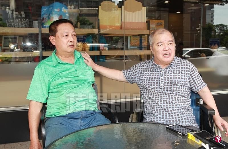 张韶涵舅舅姜礼乐（右）心疼张爸爸张志宏晚年困顿，出面为他发声讨公道。 （图：网络）