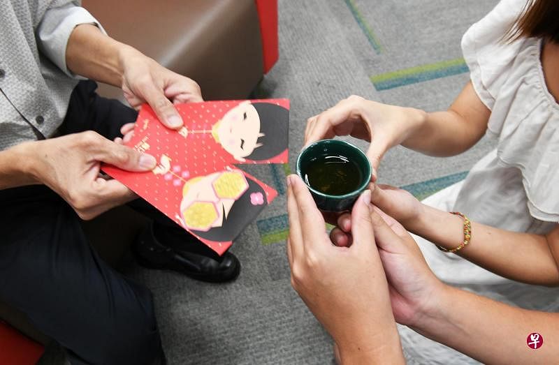 何义顺甚至与胡氏兰向老母亲敬茶。（示意照）