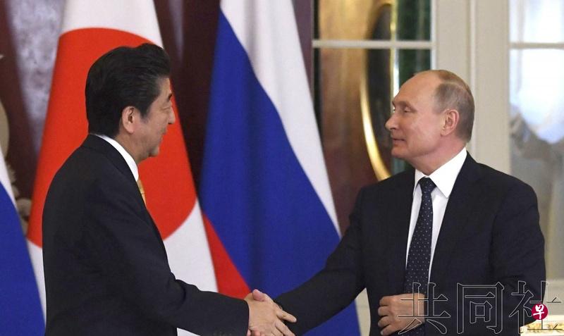 5月26日，日本首相安倍晋三与俄罗斯总统普京在莫斯科克里姆林宫举行会谈。（共同社）