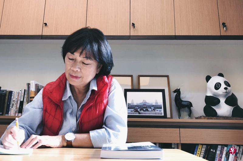 台湾知名作家、前文化部长龙应台去年秋天重返文字的世界，起心动念给“美君”写信，正式开始在台湾《天下》杂志每月两次的“美君”专栏。这19封信已集结成了最新作品《天长地久——给美君的信》。（黄顺杰摄）