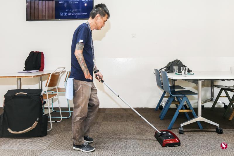 洪天文在一次工业意外中失去了右掌，但老板为他量身定制工作范围，并添购能够单手操作的清洁器材，让他继续胜任工作。（梁伟康摄）