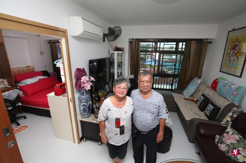 年长夫妇郭汉坤（右）和陈丽华对于新迁入的二房式灵活单位周围设施齐全，感到非常满意。（邬福梁摄）