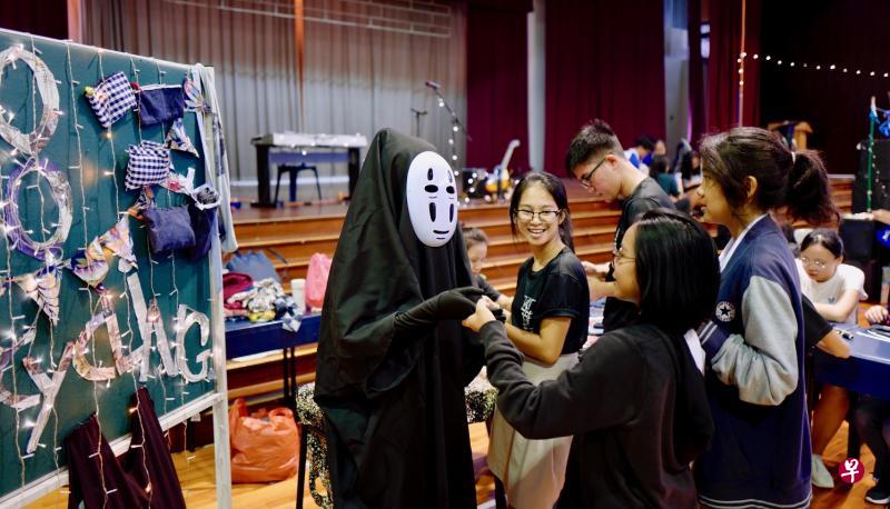 裕初学生以环保主题设计活动摊位，筹备一系列老少咸宜且富有启发性的活动。