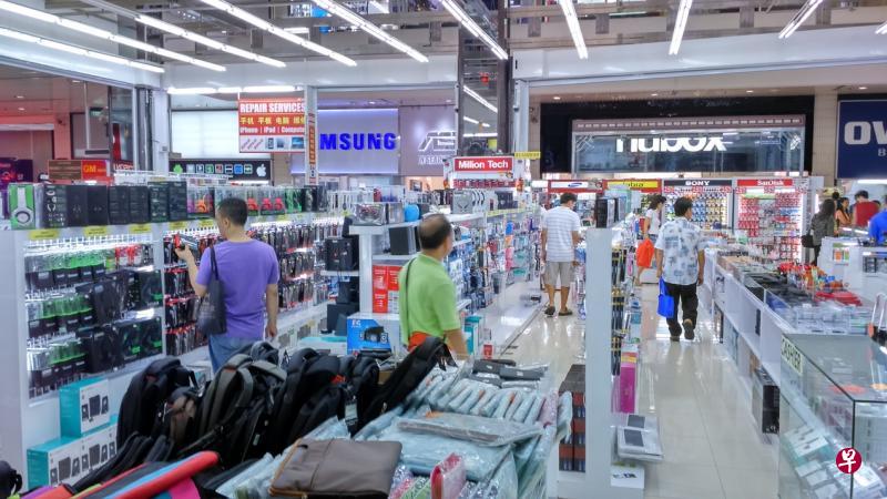 森林广场多家商户推出特卖商品，折扣高达70%。