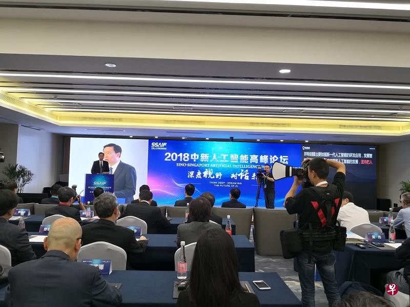 南京市长蓝绍敏说，南京计划打造成为全球有影响力的人工智能创新应用示范城市。（杨丹旭摄）