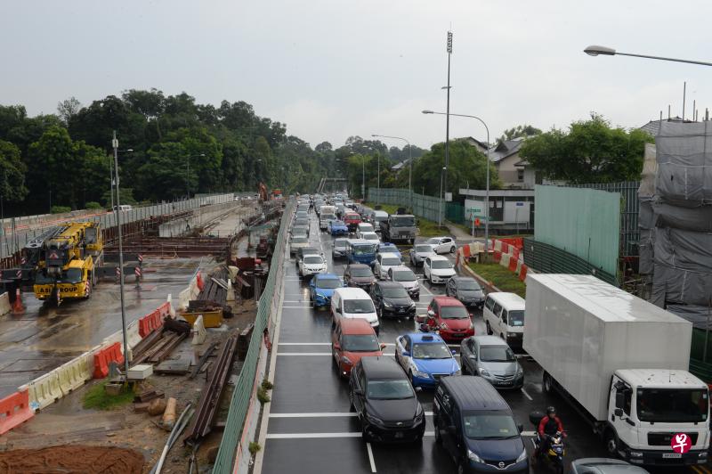 亚当路靠近森路地段路陷造成交通大阻塞。（潘丰源摄）