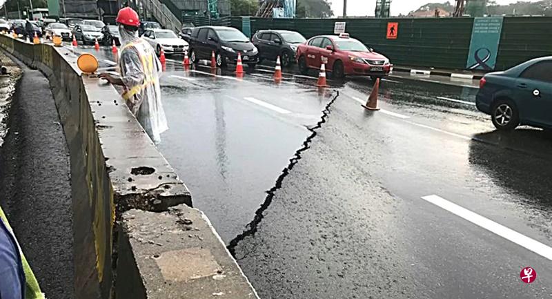亚当路今早出现长约6米的裂缝，部分路面隆起，两条车道一度关闭。（取自面簿）