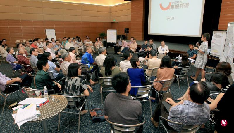 　2013年5月5日，《联合早报》主办“全国对话，早报开讲”活动，参与者分小组讨论后再围聚一起汇报讨论结果。（档案照片）