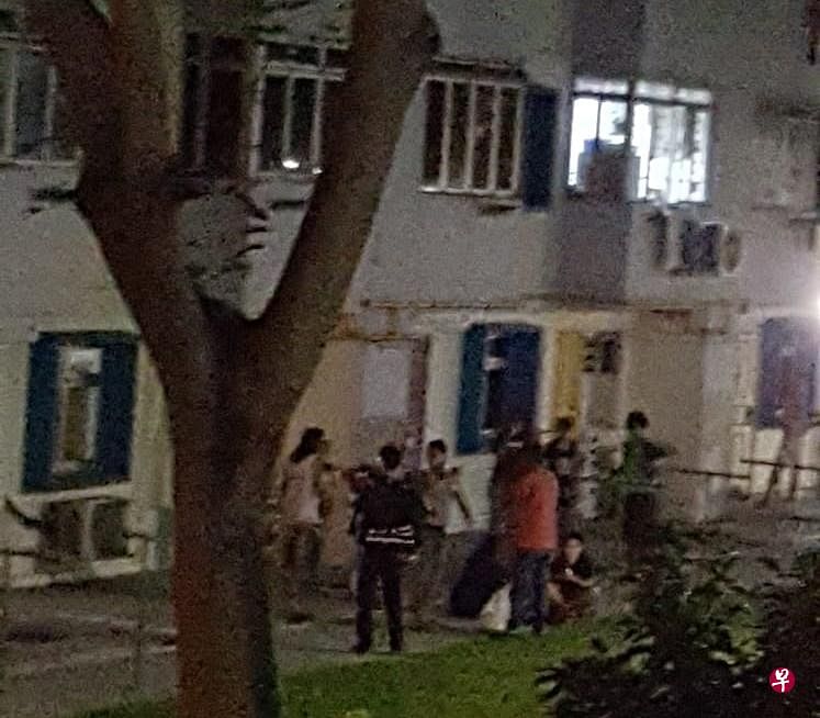 少妇坠楼后，不少居民围观。（读者提供）