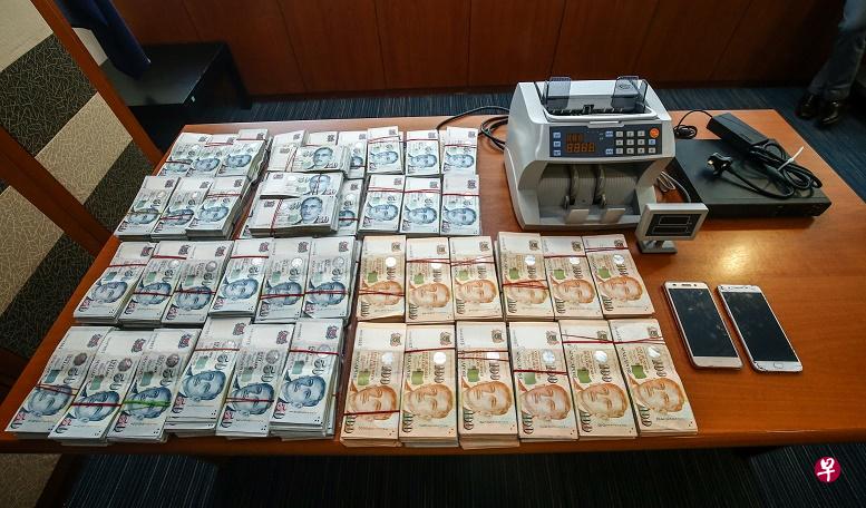 两名马国男涉冒充中国公安在本地行骗，警方逮捕两人时起获59万元现款甚至数钞机，成今年在类似案件起获的最大笔赃款！