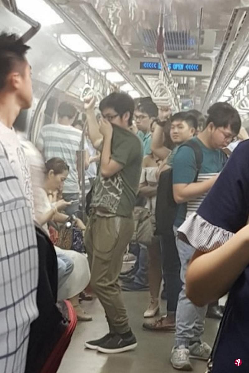 一辆东西线列车突冒白烟，乘客紧急下车。（受访者提供）