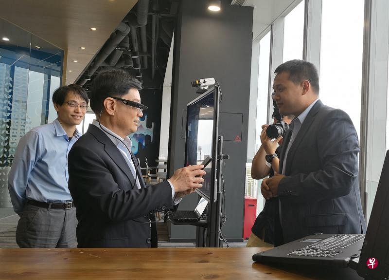我国财政部长王瑞杰（左二）前天在上海考察依图科技总部，了解该公司的人脸识别科技。（杨丹旭摄）