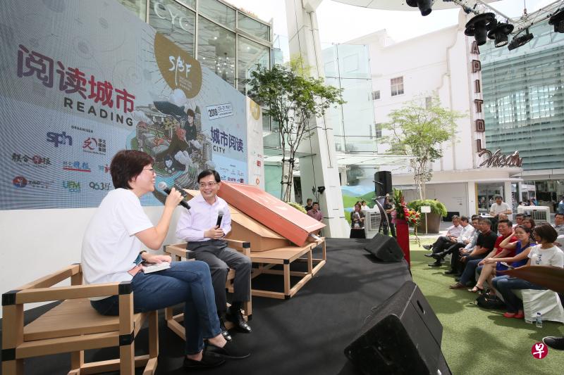 财政部长王瑞杰于5月25日应邀以主宾身份，为新加坡报业控股华文媒体集团主办的新加坡书展2018主持揭幕仪式。王瑞杰（台上右）在首都综合项目举行的开幕礼上同新加坡报业控股华文媒体集团主管李慧玲，就阅读心得和习惯进行交流。（档案照）