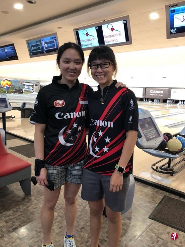 　我国女将陈诗桦（左）战胜国家队友杨若淇，赢得冠军。（取自新加坡保龄球总会面簿）