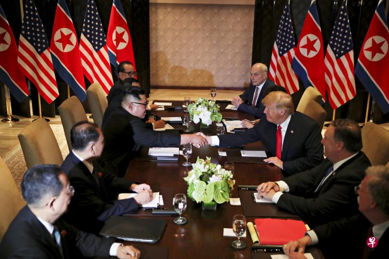 美国总统特朗普和朝鲜最高领导人金正恩，今天在新加坡圣淘沙嘉佩乐酒店举行历史性会晤。（路透社）