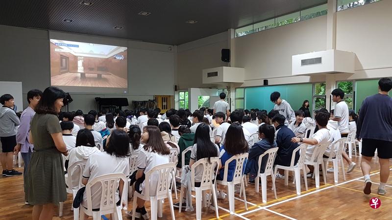 新加坡韩国国际学校现场。（邓华贵摄）