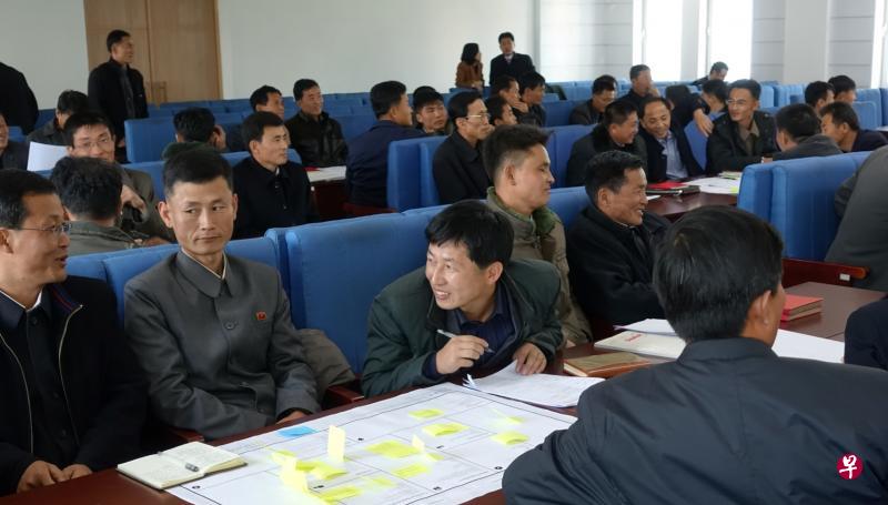 本地社会企业“朝鲜交流”过去八年定期带领专家学者到朝鲜举办工作坊，传授经商、城市发展等方面知识。（朝鲜交流提供）