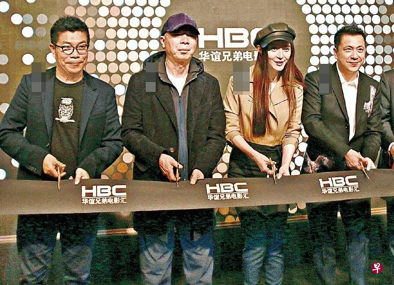 左起王中军（华谊兄弟）、导演冯小刚、范冰冰和王中磊。（互联网）