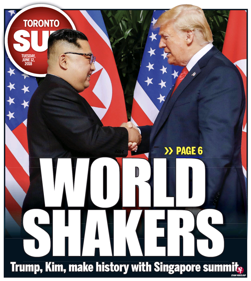 加拿大《多伦多太阳报》：“震撼世界的握手”（World Shakers) 《多伦多太阳报》选用特朗普与金正恩历史性的握手照片。虽然许多媒体都选用了这张照片，但封面的标题“World Shakers”十分幽默的。